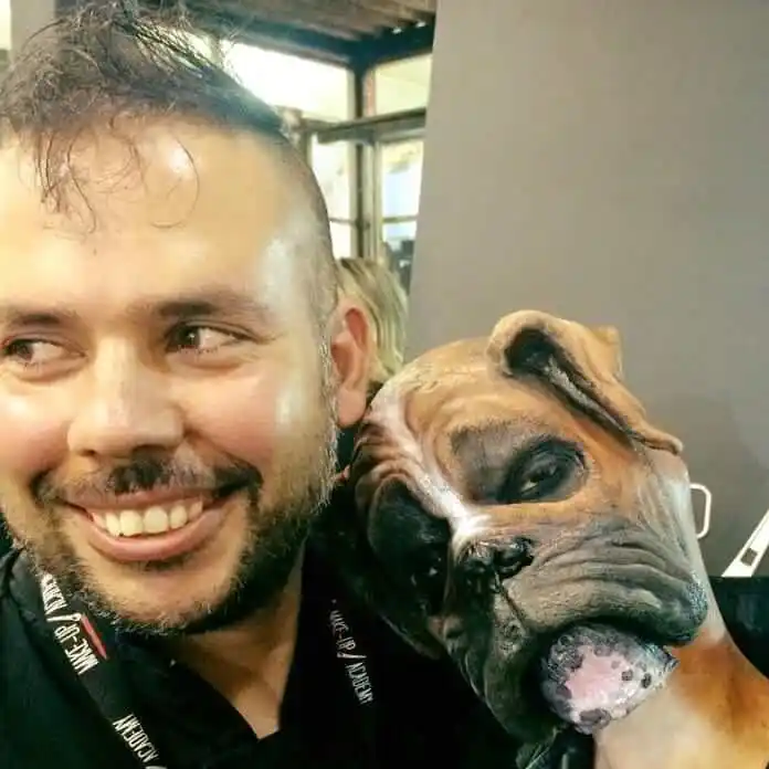 Aljandro uribe maquillador profesional de efectos especiales con modelo con protesis de perro boxer