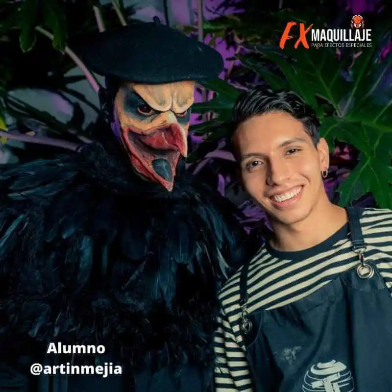 alumno curso maquillaje fx con modelo con protesis facial de pajaro