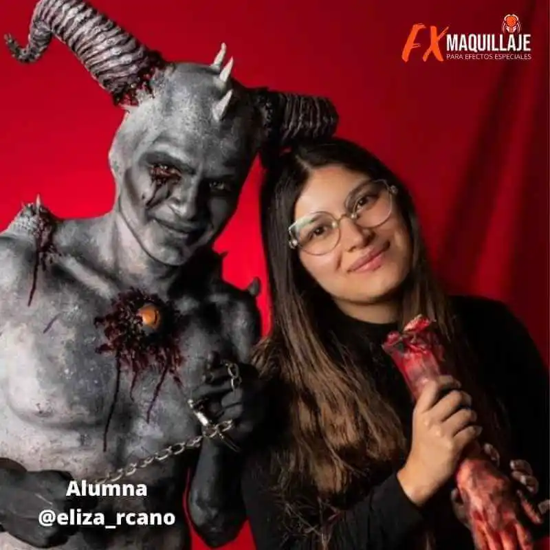 estudiante curso maquillaje fx con demonio gris con cuernos