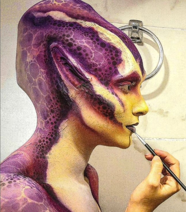 Alumna del Curso online de Maquillaje FX: Aprende técnicas de efectos especiales desde cero maquillandose como un alien amarillo y morado